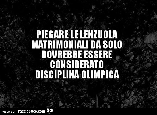 Piegare le lenzuola matrimoniali da solo dovrebbe essere considerato disciplina olimpica