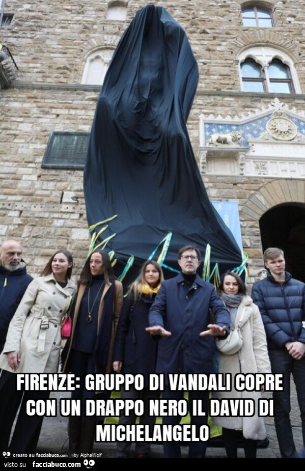 Firenze: gruppo di vandali copre con un drappo nero il david di michelangelo