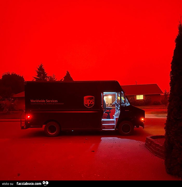 Furgoncino UPS durante gli incendi in Oregon