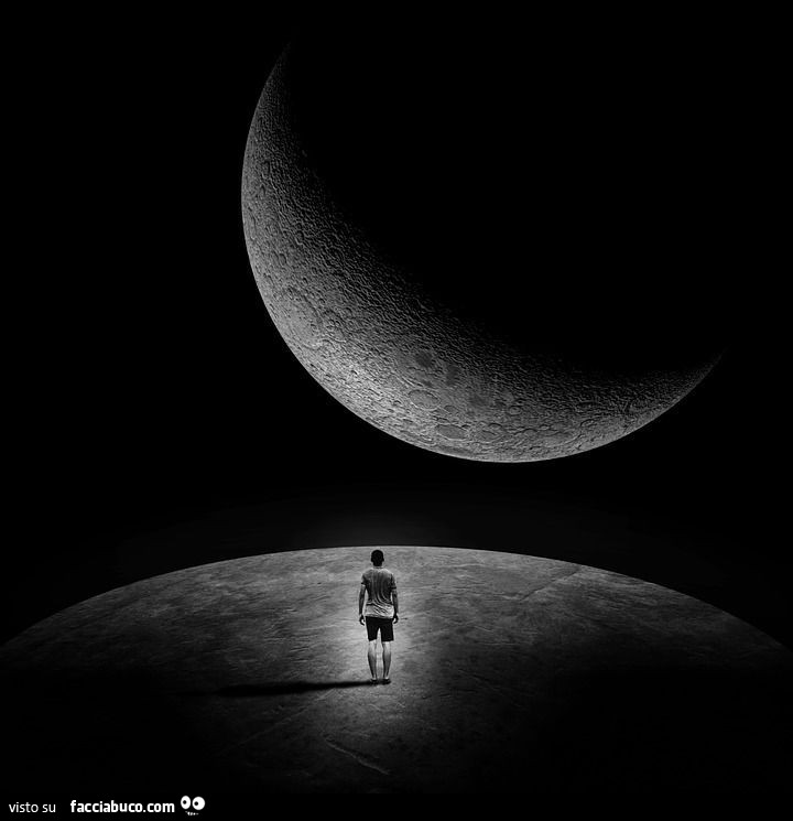 In piedi di fronte a una grossa luna