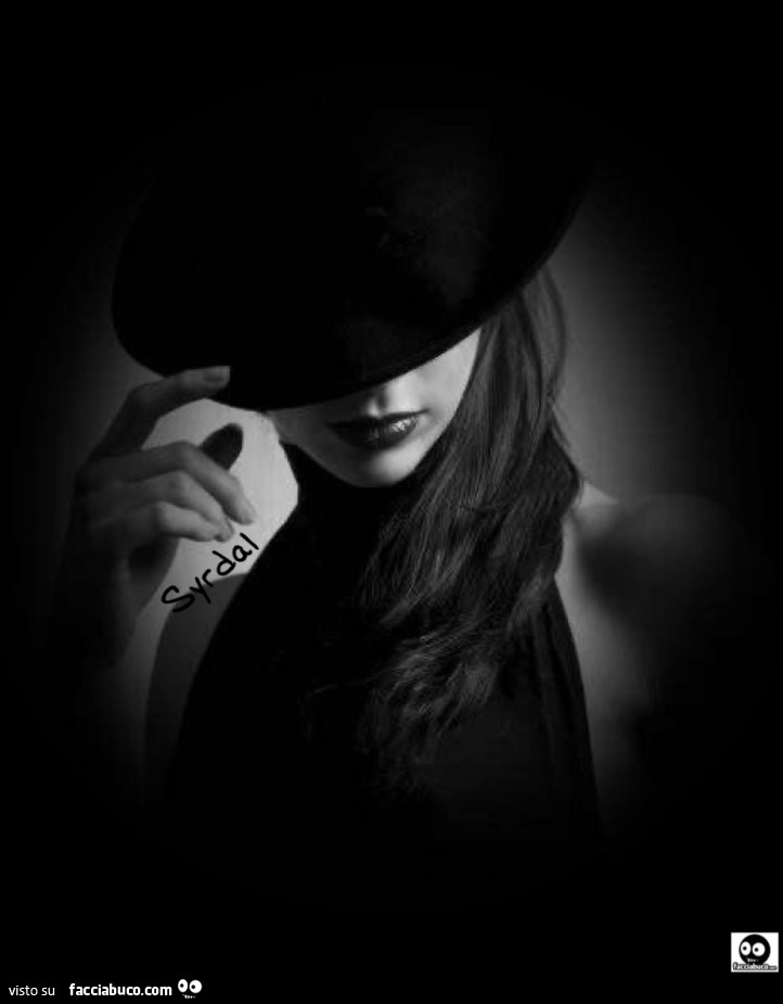Fotografia di donna sensuale con cappello nero