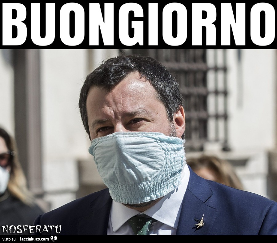 Salvini mette una mutanda al posto della mascherina