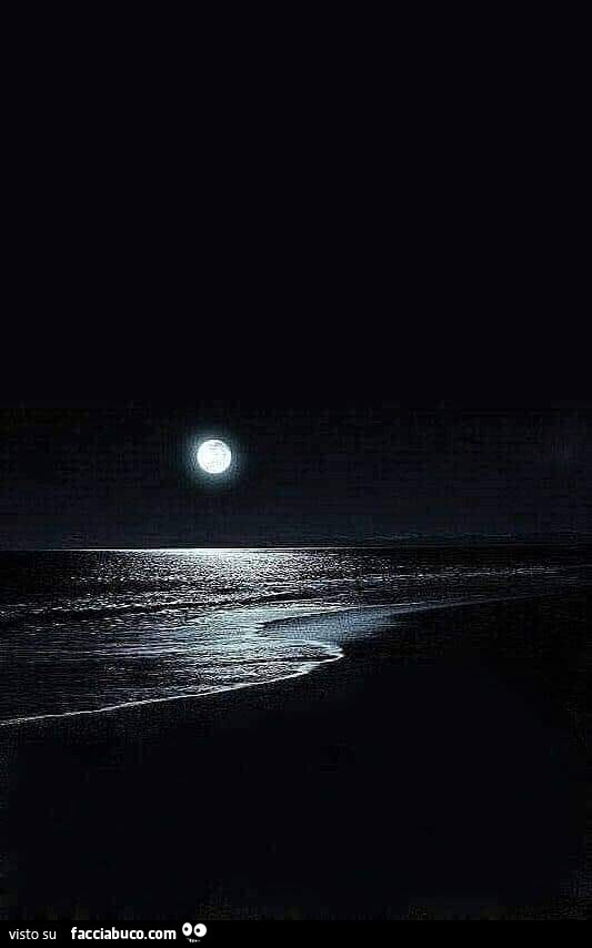 Luna di notte sul mare