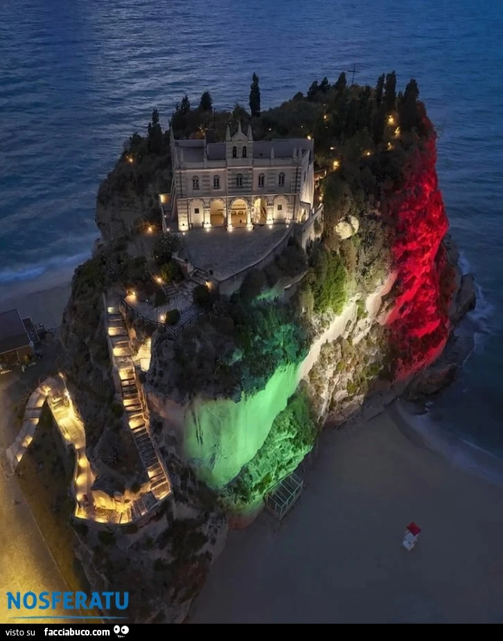 Tropea s'illumina con il tricolore