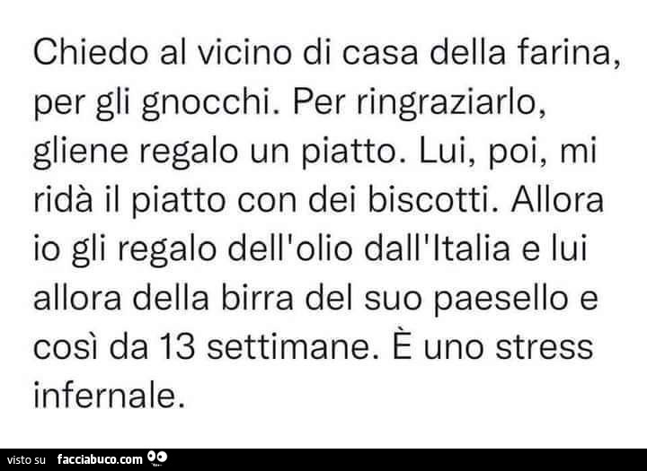 Chiedo al vicino di casa della farina, per gli gnocchi. Per ringraziarlo, gliene regalo un piatto. Lui, poi, mi ridà il piatto con dei biscotti