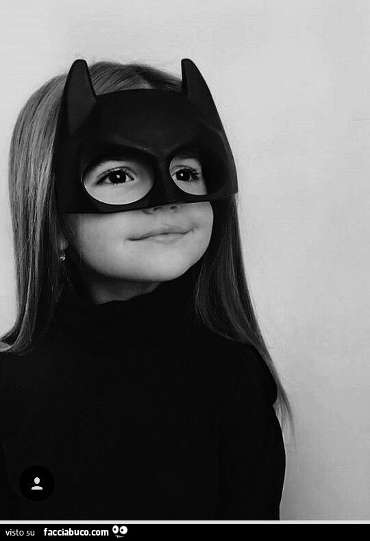 Foto bn. Primo piano bambina maschrrina Batgirl