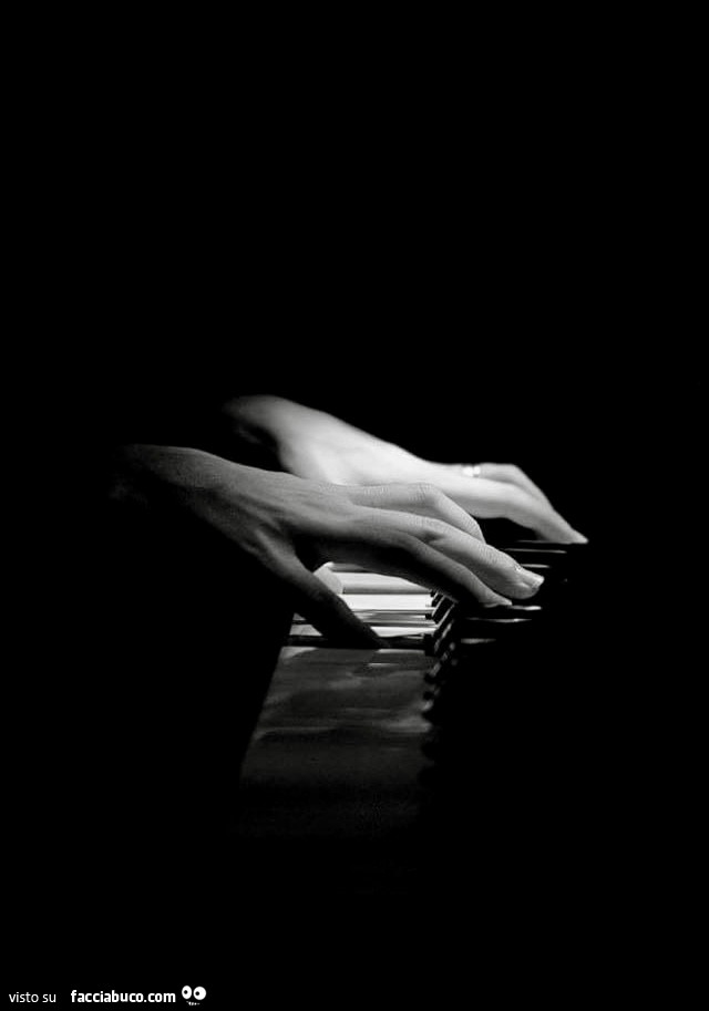 Mani che suonano il pianoforte