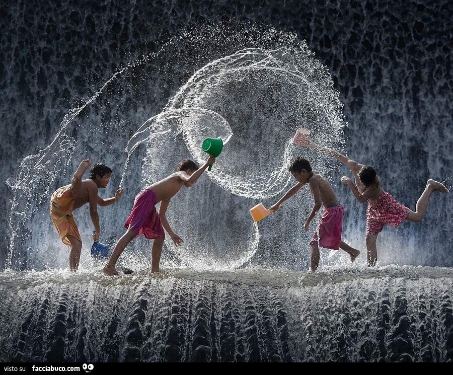 Bambini in giochi d'acqua
