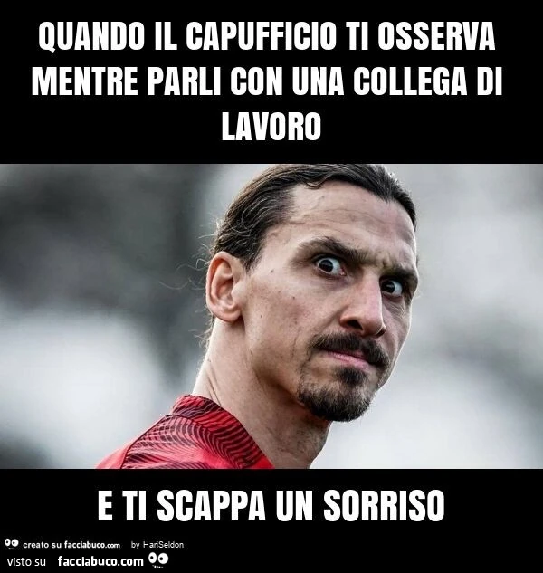 Quando il capufficio ti osserva mentre parli con una collega di lavoro e ti scappa un sorriso