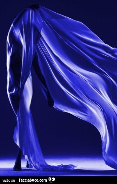 Donna danza immersa nel blu