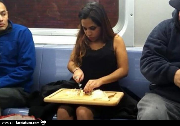 Donna taglia formaggio in tram